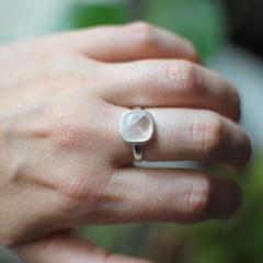 Anillo con cuarzo rosa en internet