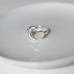 Anillo lunita y cuarzo rosa - comprar online