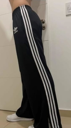 Pants Adidas negro con líneas blancas en internet