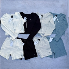 Conjuntos Nike essentials