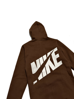BUZO NK DIAGONAL CHOCO en internet