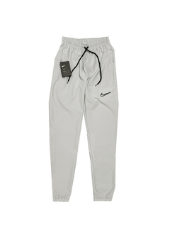 PANTALON NK ROMPEVIENTO PREMIER GRIS ASH