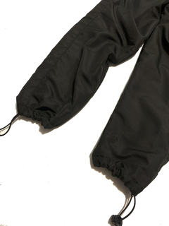 PANTALON NK ROMPEVIENTO COMFY BLACK en internet