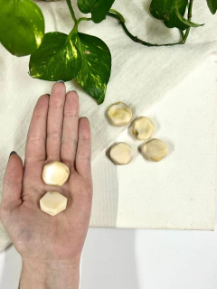 Conta Resina Hexágono Marfim - comprar online