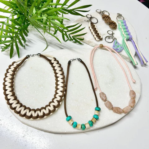 Kit Quero Todos – Chaveiros + Colar Nó Quadrado + 2 Colares com Resina