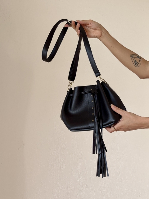 bolsa tiracolo com tachas