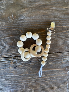 Portachupetes de madera y crochet - comprar online