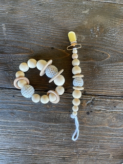 Imagen de Portachupetes de madera y crochet