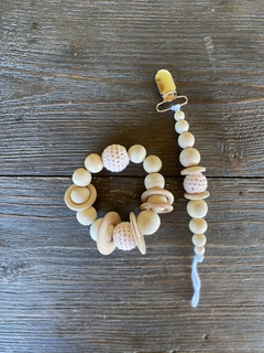 Portachupetes de madera y crochet