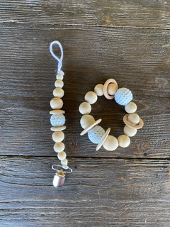 Portachupetes de madera y crochet en internet
