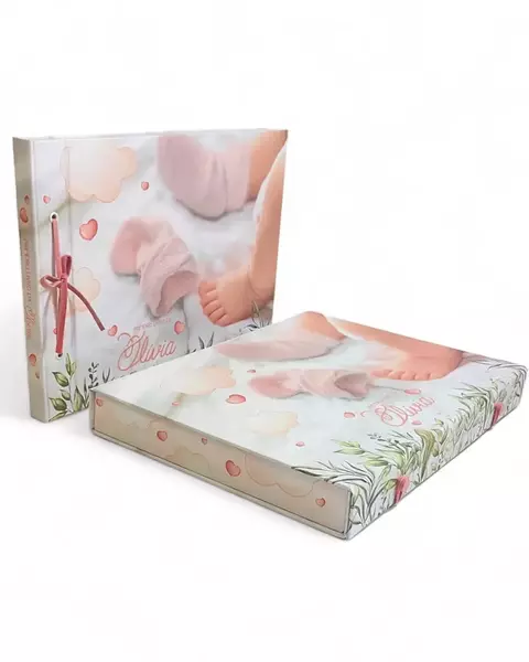 Kit de Livro do Bebê Lúdico com caixa, com o tema 'O Primeiro Passo', mostrando um pezinho de bebê com e sem sapato.