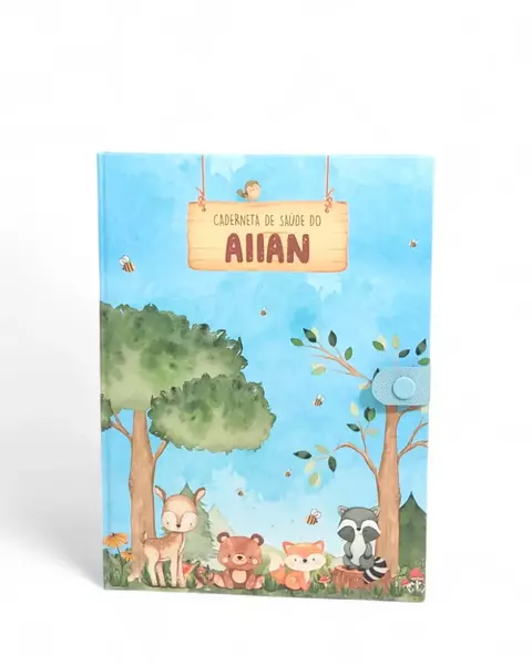 Caderneta de Saúde personalizada com o tema mágico de Floresta Encantada com fundo azul e animais.