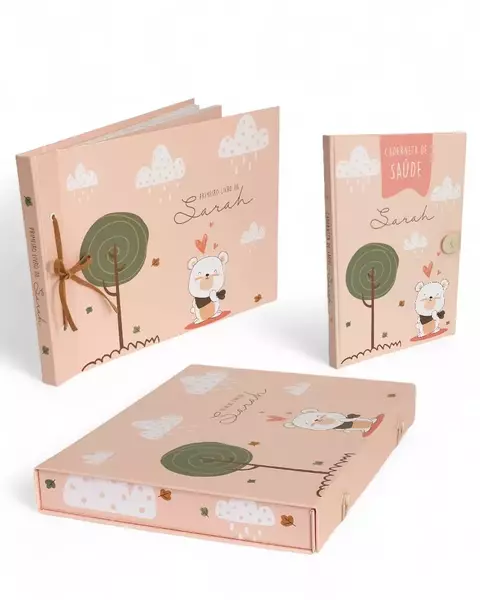 Kit Bebê Lúdico completo com Livro do Bebê, Caderneta de Saúde e Caixa, no tema moderno de Ursinha Flat Rosa.