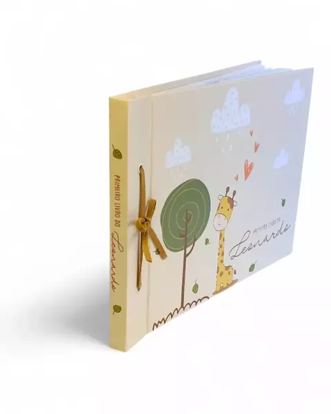 Livro do Bebê lúdico com capa personalizada no tema doce de Girafinha Baby em tons pastéis.