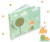 Um livro do bebê personalizado no tema raposinha com o nome do bebê e a cor predominante verde. Este livro é feito de papel durável e tem 50 páginas. É o presente perfeito para qualquer recém-nascido.