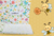 O álbum tem 50 páginas decoradas com elementos que combinam com o tema abelhinha. Você pode colar as fotos do seu bebê, da sua família ou dos seus pets, e personalizar cada página com legendas, adesivos e outros detalhes que vão deixar o seu álbum ainda m