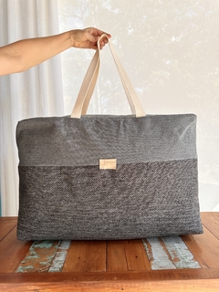 Imagem do Bolsa Grande de Viagem para Enxoval Roupas de Cama e Banho Chumbo