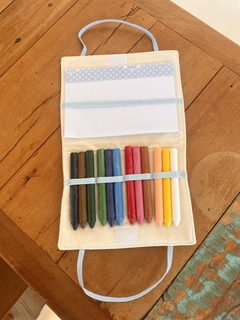 Estojo de Giz de Cera com Bloco para Pajem ou Daminha Bordado - Retecer - Artesanal e Sustentável, Cestos para organizar a casa toda, brinquedos lúdicos e presentes