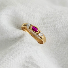 Anel de formatura em ouro 18k com zircônias vermelha e branca (135) na internet