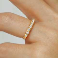 Anel meia aliança em prata 925 com banho de ouro 18k com zircônias transparentes. - comprar online
