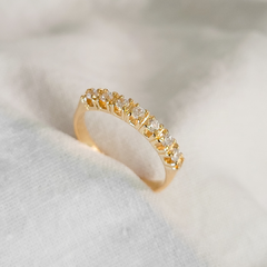 Anel meia aliança em prata 925 com banho de ouro 18k com zircônias transparentes. - Joalheria Exata