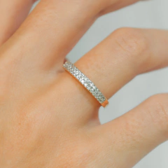 Anel meia aliança em prata 925 com banho de ouro 18k e zircônias transparentes - comprar online