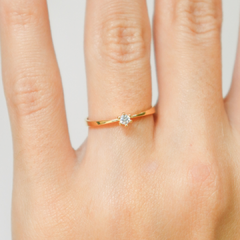 Anel solitário em prata 925 com banho de ouro 18k e zircônia transparente - comprar online