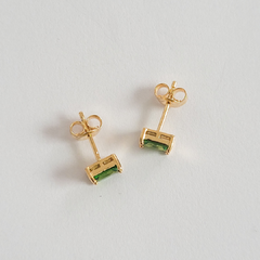 Brinco retangular em prata 925 com banho de ouro 18k e zircônia verde na internet