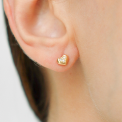 Brinco coração em prata 925 com banho de ouro 18k e zircônia transparente - comprar online