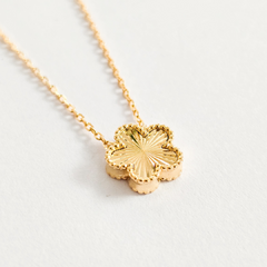 Colar flor em prata 925 com banho de ouro 18k na internet