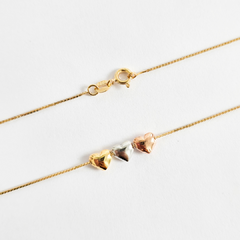 Colar com três corações em prata 925 com banho de ouro 18k - loja online