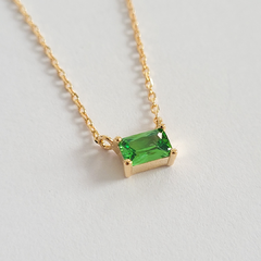 Colar retangular em prata 925 com banho de ouro 18k e zircônia verde na internet