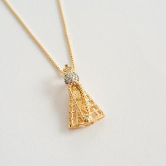 Colar Nossa Sra. Aparecida em prata 925 com banho de ouro 18k e zircônias transparentes na internet
