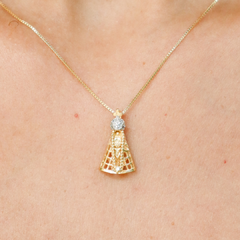 Colar Nossa Sra. Aparecida em prata 925 com banho de ouro 18k e zircônias transparentes - Joalheria Exata