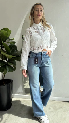 Camisa White en internet