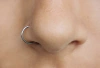 Piercing de nariz D ring titânio. na internet