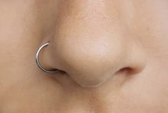 Piercing de nariz D ring titânio. na internet