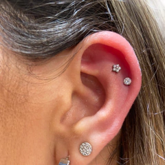 Piercing florzinha de titânio. na internet