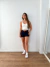 Shorts curto feminino com barra desfiada na internet
