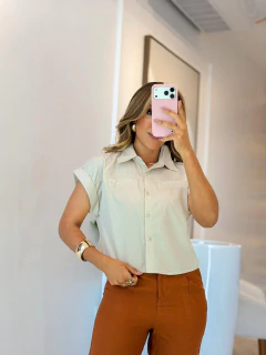 423-camisa tricoline/ detalhe bolso - loja online