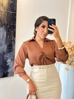 1074 - Blusa seda | Detalhe no busto na internet