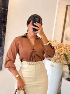 1074 - Blusa seda | Detalhe no busto - comprar online