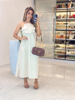 553 - Vestido linho | detalhe em flor na internet