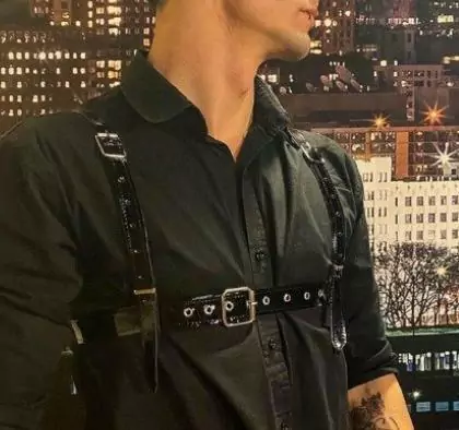 Pechera de hombre de vinilo con hebilla