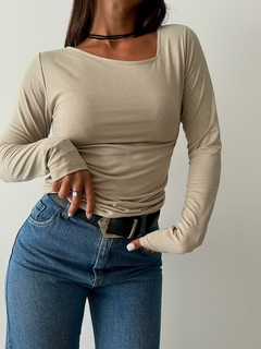 Remera ASIMÉTRICA - comprar online