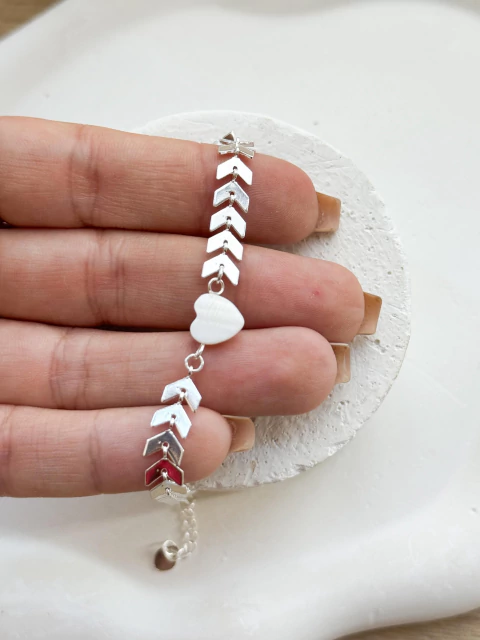 Pulseira raminhos com coração madrepérola - comprar online