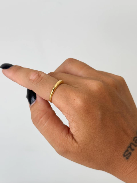 Anel regulável abaulado estrelinhas no banho de ouro - comprar online