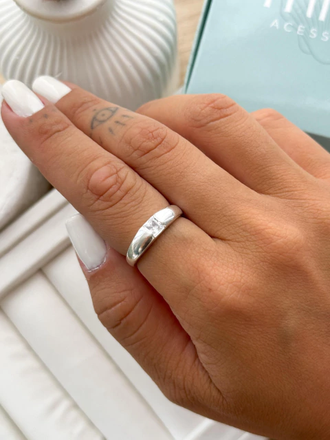 Anel Abaulado com Pedrinha de Zircônia - comprar online