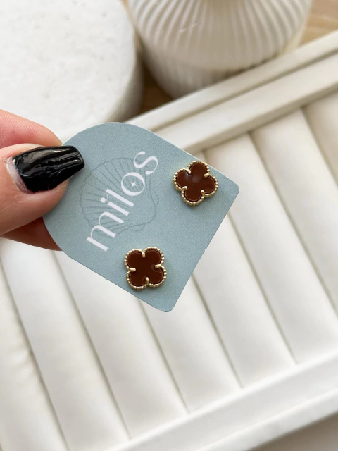 Brinco Trevo Marrom no Banho de Ouro - comprar online