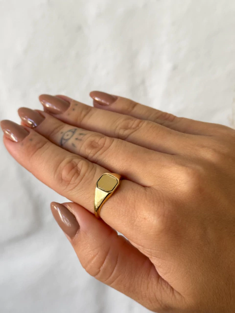 Anel Regulável Quadrado com Contorno Resinado no Banho de Ouro - comprar online